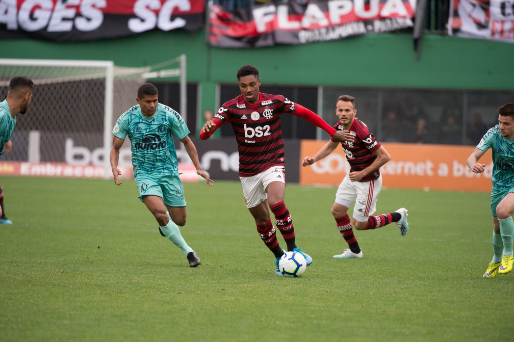 Vitinho e Ren&ecirc; na partida contra a Chapecoense &mdash; Foto: Alexandre Vidal/Flamengo