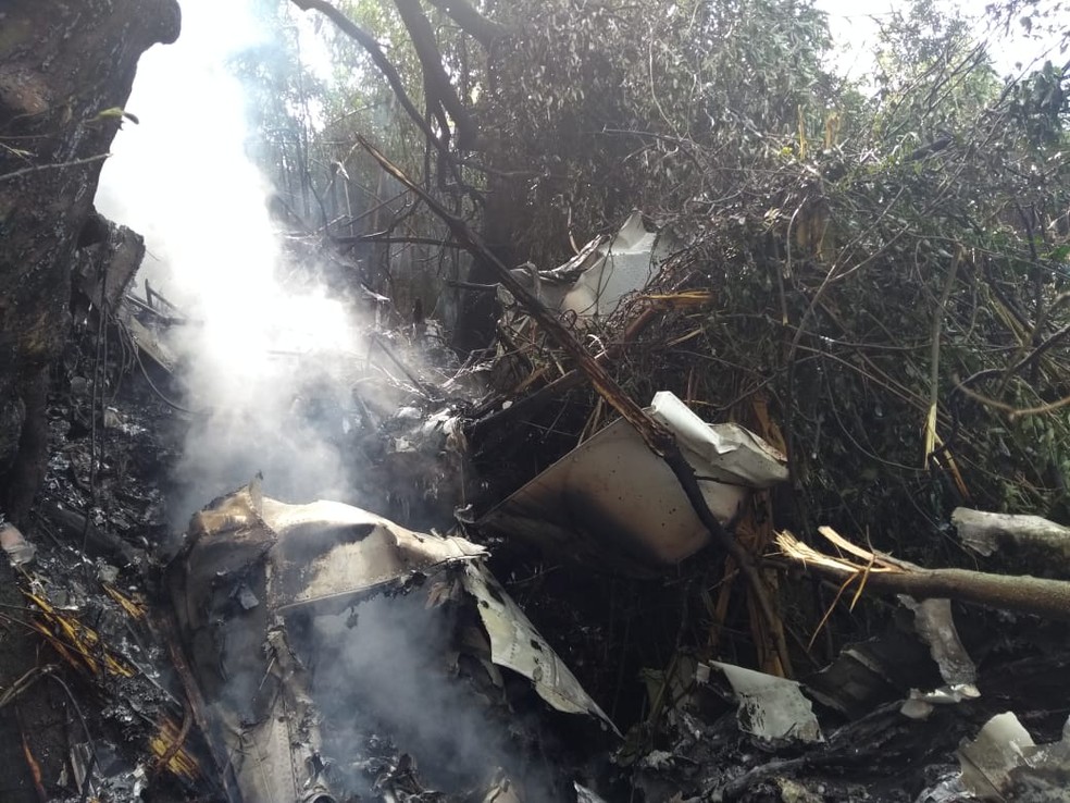 Bombeiros chegaram até o local e encontraram o avião em chamas — Foto: Alex Pacheco/ Atual FM