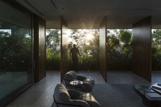 Integração com o verde e minimalismo são destaques desta casa  (Foto: aguirre arquitetura | 2018)