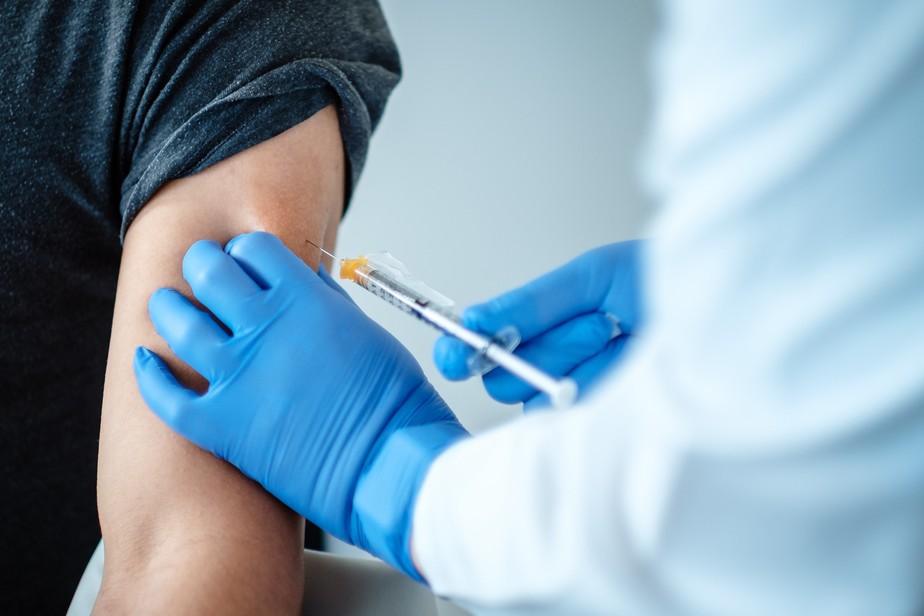 Pessoa participa de teste de vacina contra covid-19 desenvolvida pela BioNTech