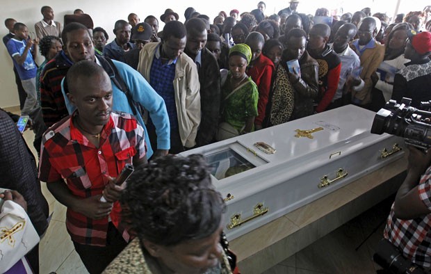 Parentes e amigos de Angela Nyokabi participam do funeral da estudante nesta sexta-feira (10) (Foto: Thomas Mukoya/Reuters)