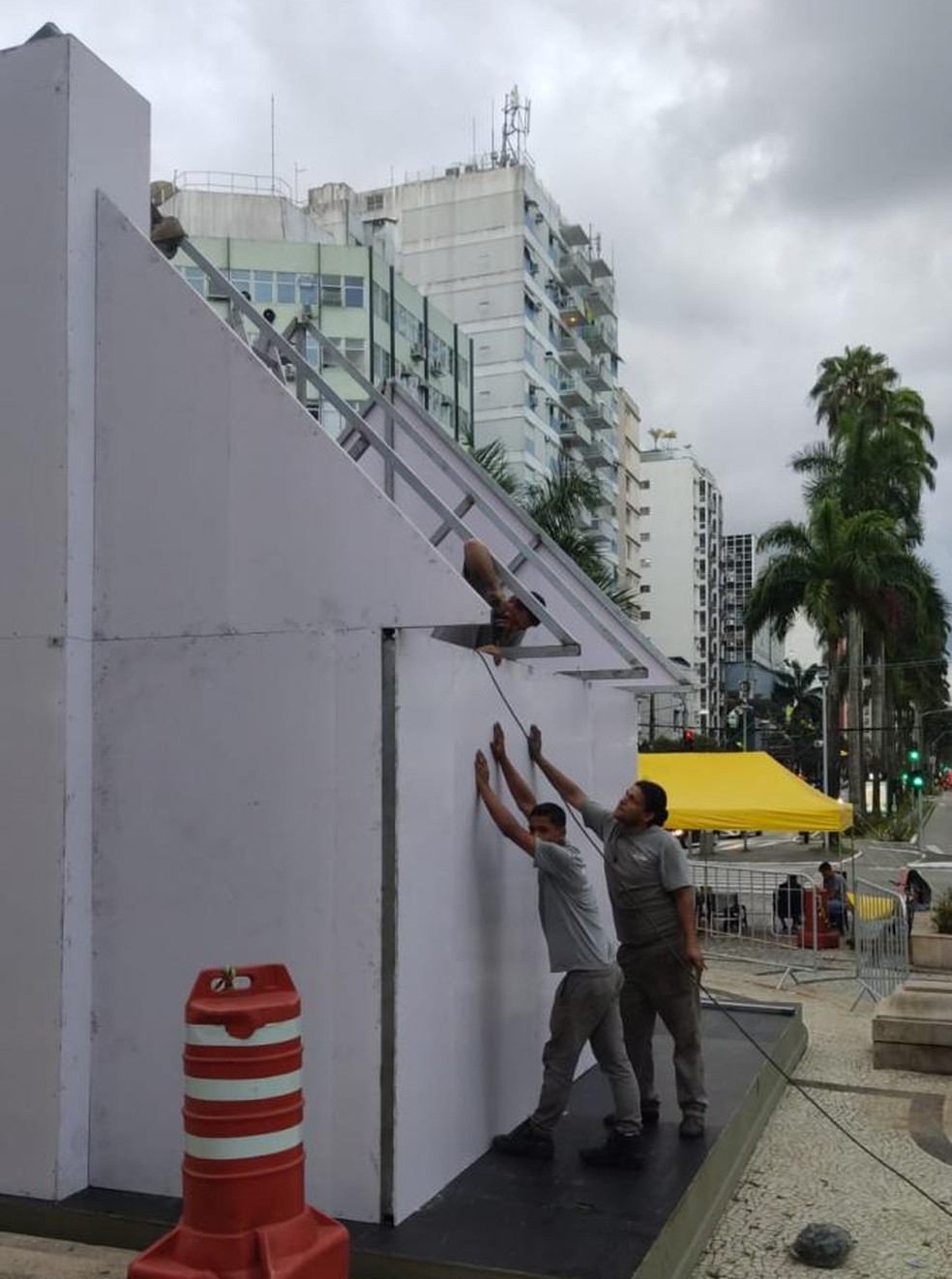 Dez funcionários do Deserp foram escalados para a construção da casinha do Papai Noel — Foto: Prefeitura de Santos/Divulgação