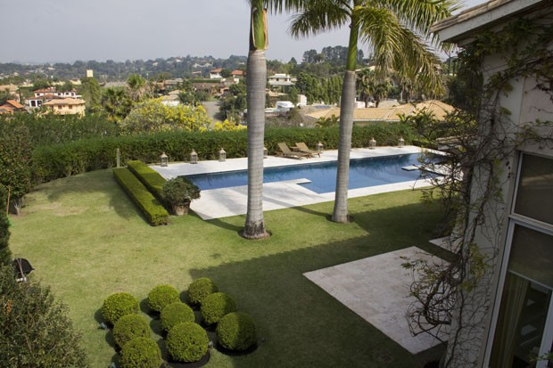 Jardim mistura estilos provençal, toscano e tropical (Foto: Divulgação)