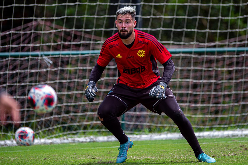 Matheus Cunha em treino do Flamengo &mdash; Foto: Paula Reis/Flamengo
