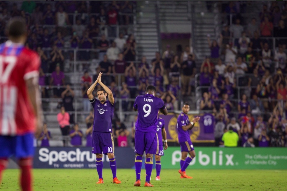 Kaká aplaude a torcida: brasileiro se despede após três temporadas no Orlando City (Foto: Reprodução / Twitter Oficial do Orlando City)
