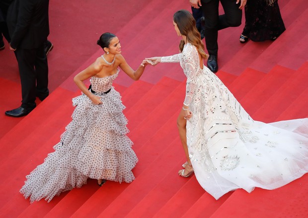 CANNES, FRANCE - MAY 13:  Izabel Goulart  (R) and Bruna Marquezine (L) attend the screening of "Sink Or Swim (Le Grand Bain)" during the 71st annual Cannes Film Festival at Palais des Festivals on May 13, 2018 in Cannes, France.  (Photo by Getty Images/Ge (Foto: Getty Images)