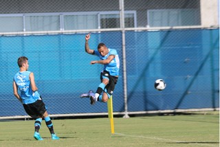 Luan, Giuliano e Everton se destacam em tarde de treino de finalizações