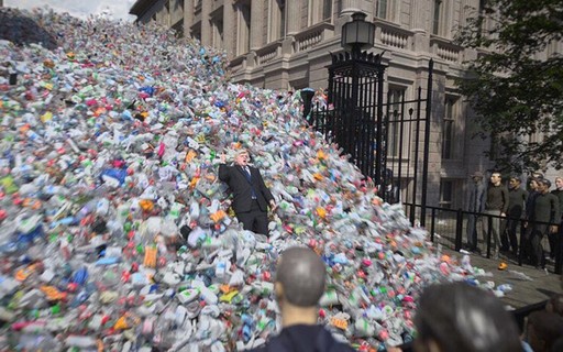 Greenpeace simula Boris Johnson sendo engolido por avalanche de ...