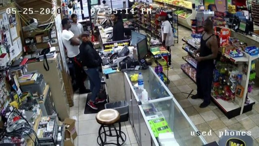 Imagens de vigilância mostram George Floyd em uma loja de alimentos pouco antes de sua morte — Foto: Reuters/Via BBC