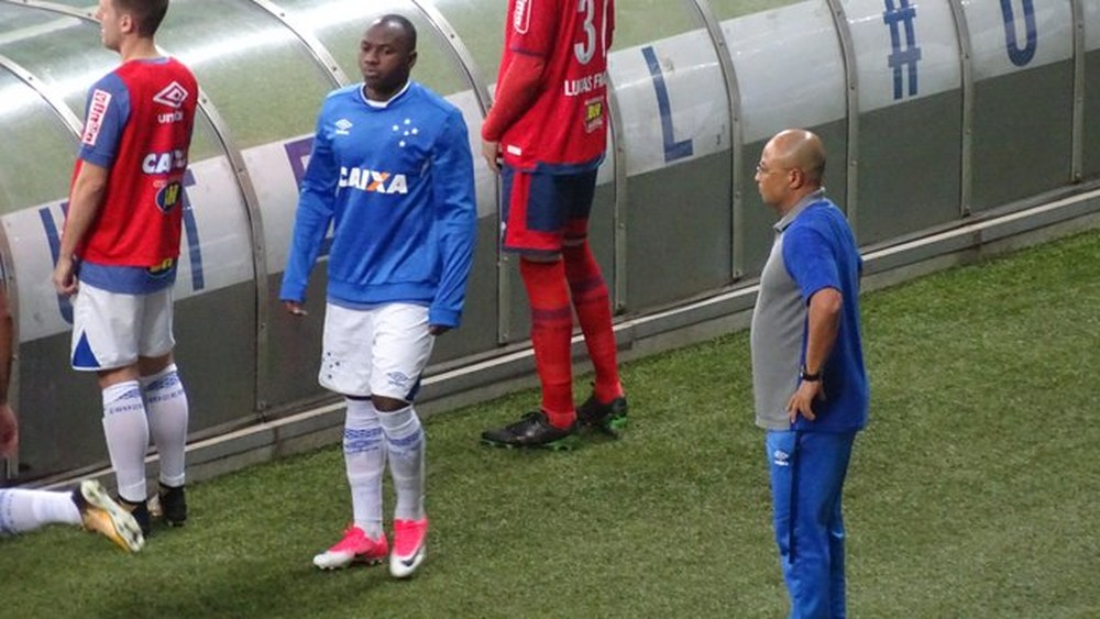 Sassá comenta declaração de Mano sobre profissionalismo e garante dedicação