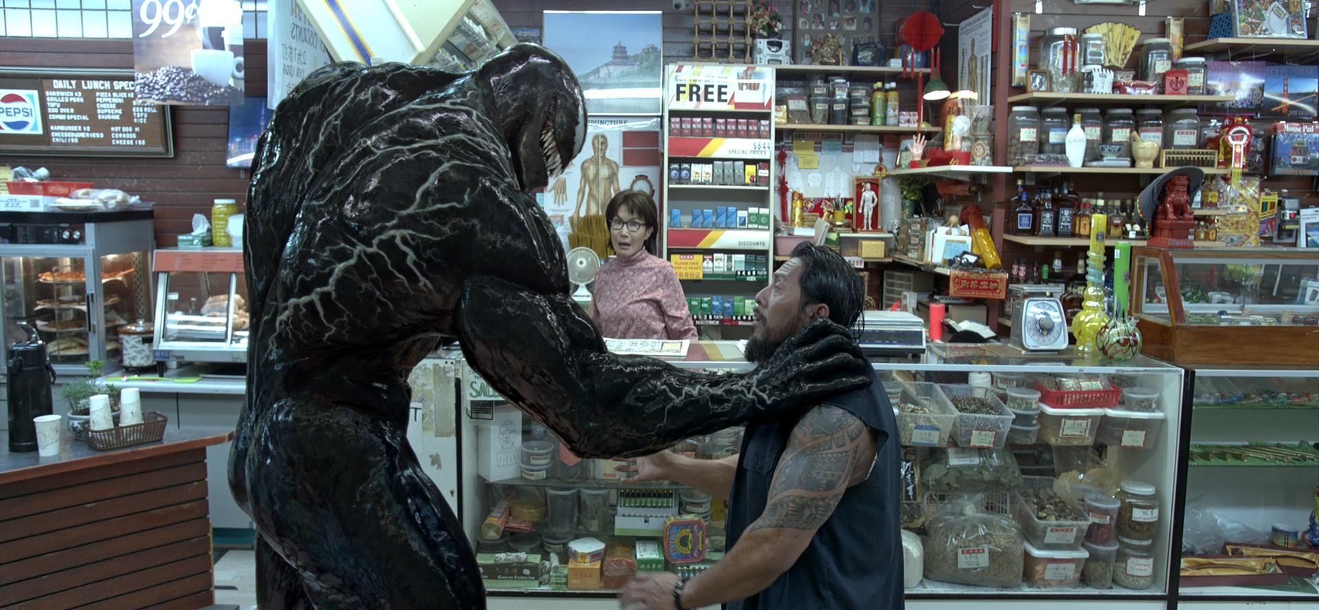 Em Venom, um repórter luta pela própria vida ao enfrentar um cientista louco (Foto: Reprodução)