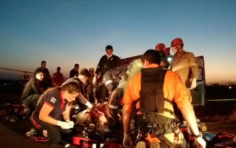  Avião de pequeno porte cai no Aeroclube de Luziânia, em Goiás (Foto: Divulgação/Corpo de Bombeiros )
