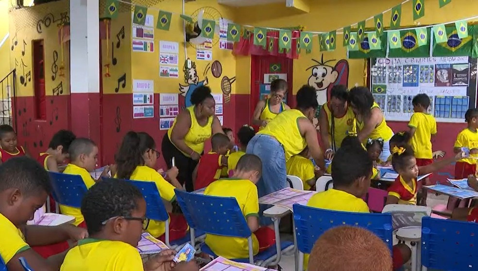Alunos de escola em Salvador 'viram' figurinhas de craques em álbum da Copa do Mundo do Catar — Foto: Reprodução/TV Bahia