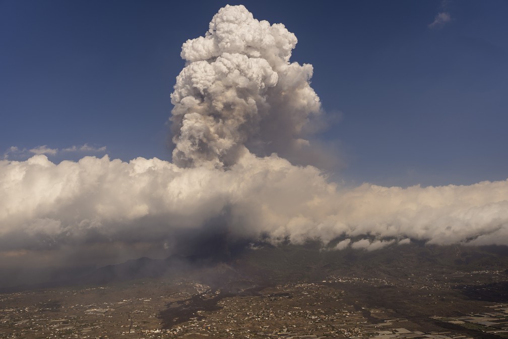 Erupção de vulcão se intensifica nas Canárias, e mais 3 cidades são evacuadas | Mundo | G1