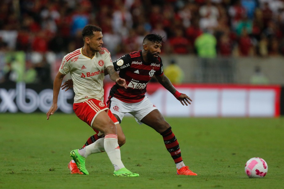 Rodinei tenta evitar o avanço de Alan Patrick no duelo entre Flamengo e Internacional
