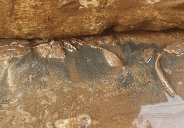  BBC Pó brilhante contém óxido de ferro — um dos componentes do minério — e apareceu nas calçadas de muitos moradores de Governador Valadares em janeiro, após cheia do Rio Doce (Foto:  BBC)
