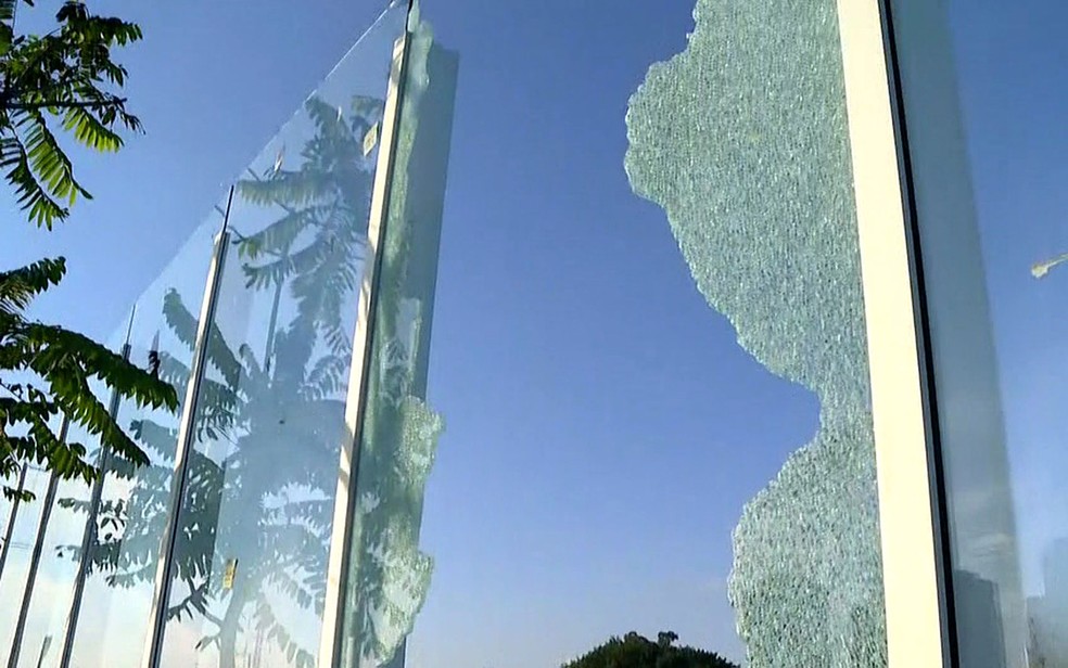 Vários vidros do muro da USP foram quebrados nas últimas semanas 