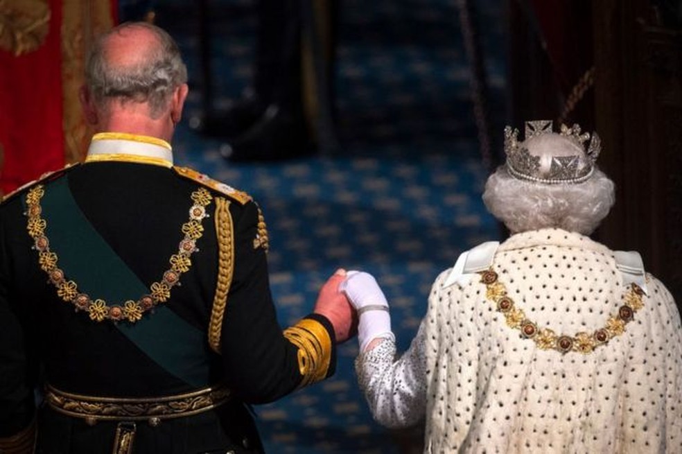 A rainha e o príncipe Charles durante a cerimônia de abertura do Parlamento de 2019 — Foto: GETTY IMAGES/via BBC