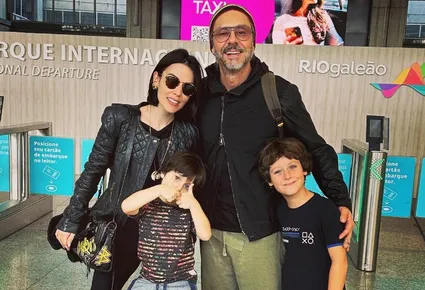 Alexandre Nero e esposa fazem 1ª viagem internacional com os filhos: 'Lá vamos nós'
