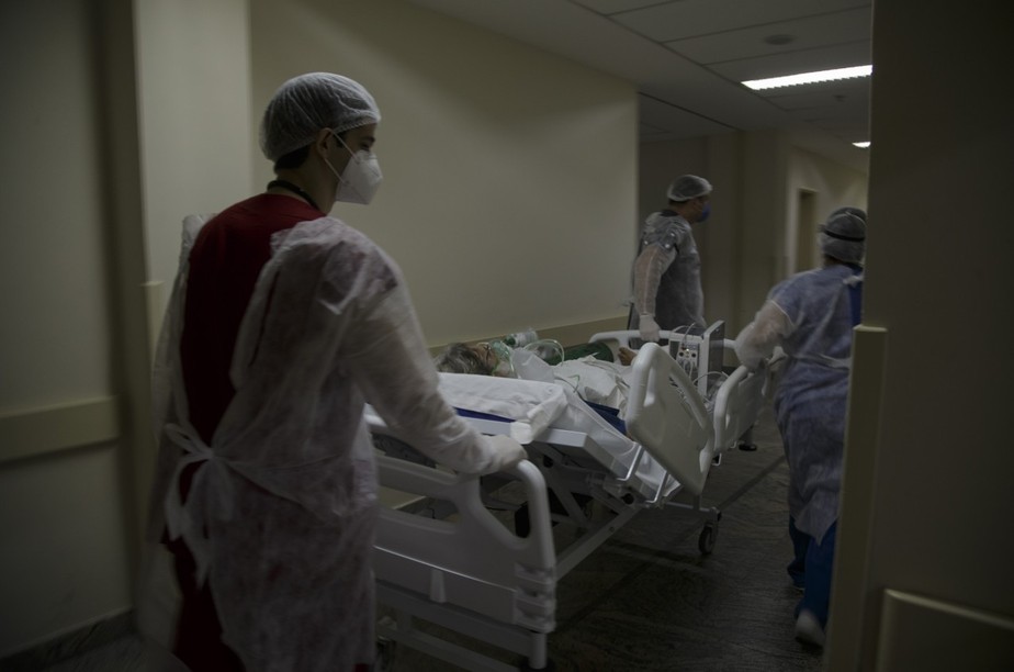 Paciente com Covid-19 no Hospital municipal Ronaldo Gazolla, no Rio