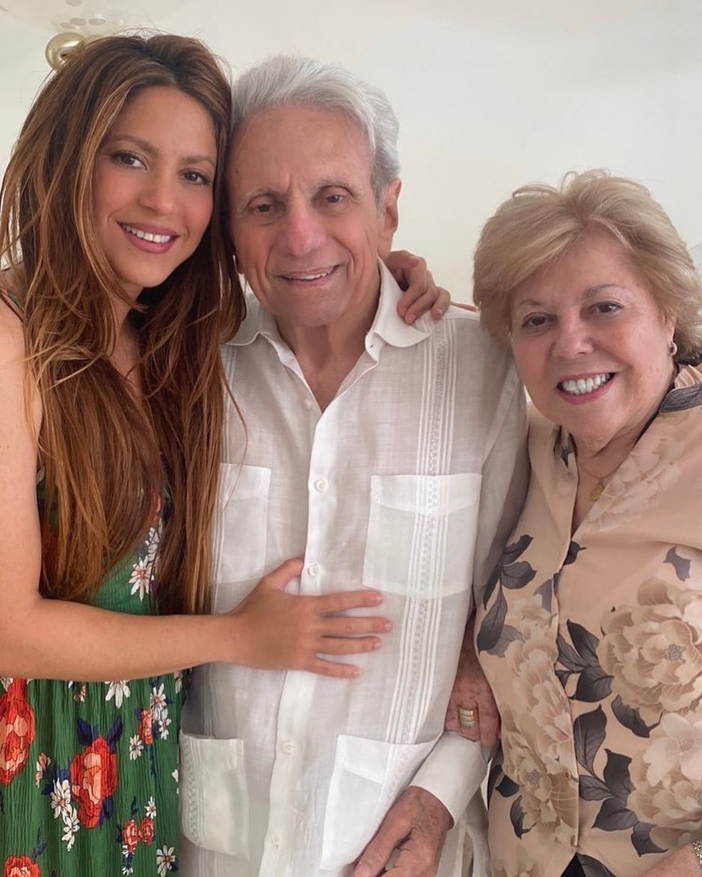 Shakira com os pais — Foto: Reprodução Instagram