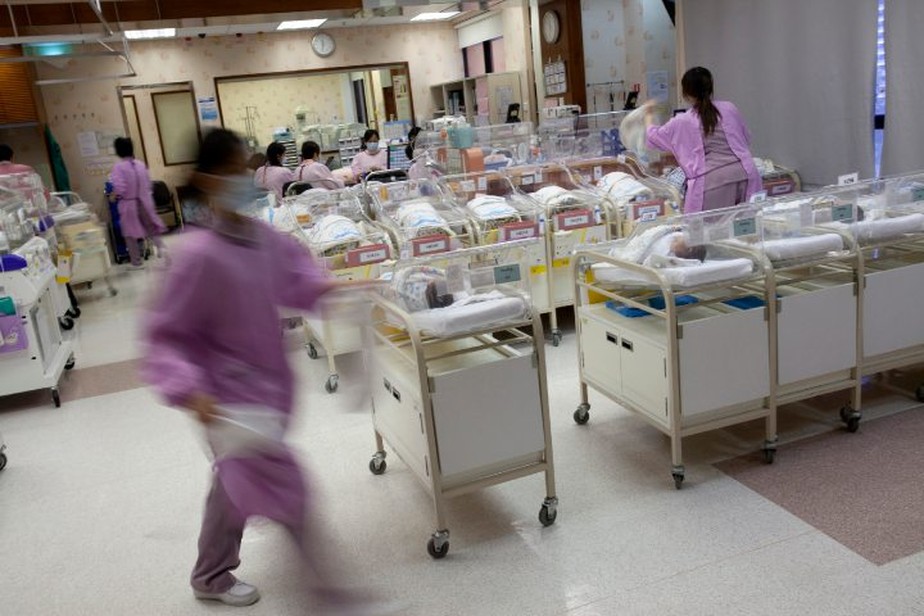 China busca reduzir despesas das famílias com filhos para elevar a taxa de natalidade