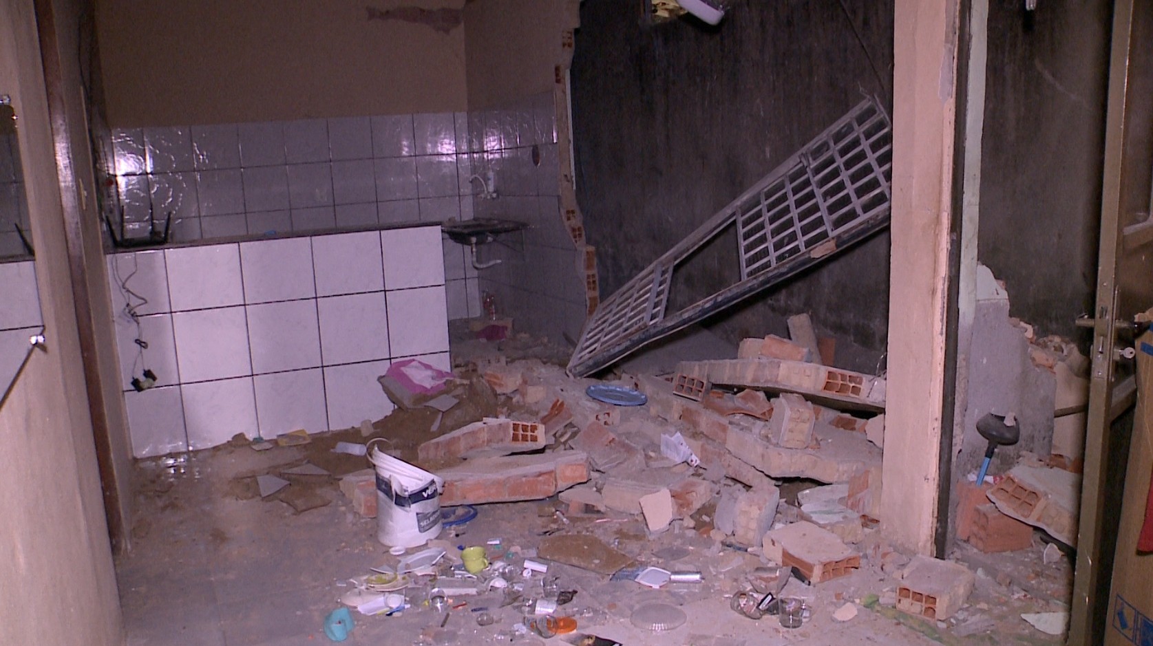 Fossa explode em quintal de casa na Zona Sul de Teresina; três pessoas ficaram feridas
