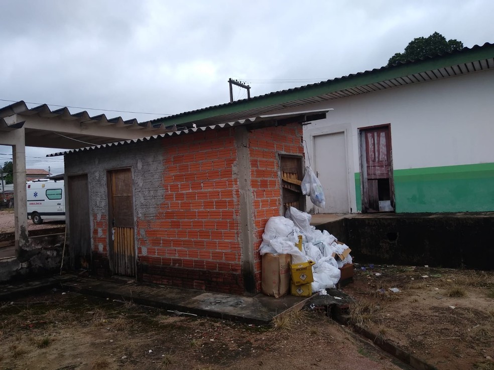 Local de descarte de lixo em hospital de Santa Luzia — Foto: Cremero/Divulgação