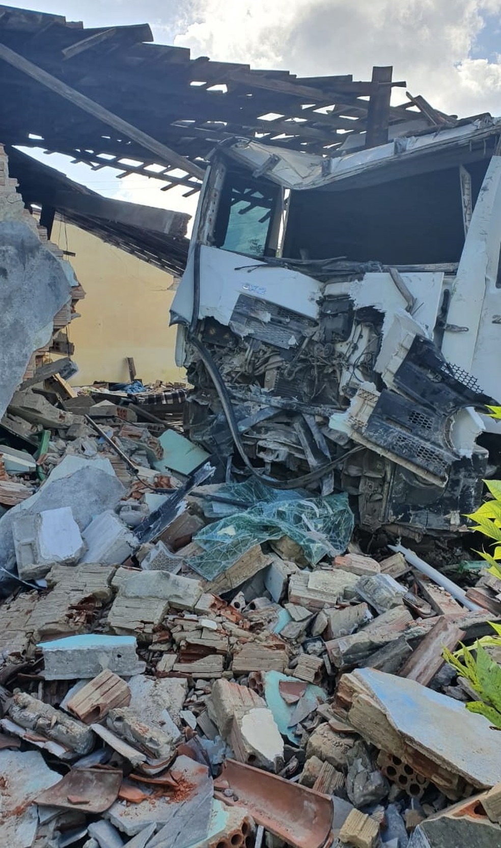 Residência destruída por caminhão em Penedo, AL — Foto: Ascom/CBMAL