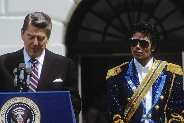 O músico Michael Jackson e o ex-presidente dos Estados Unidos Ronald Reagan em homenagem ao artista realizada na Casa Branca em maio de 1984 (Foto: Getty Images)