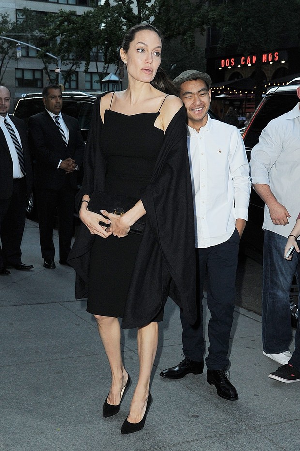 Angelina saiu para jantar com o filho mais velho em Nova York (Foto: AKM-GSI)