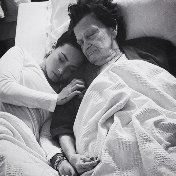 Demi Lovato deitada ao lado de sua bisavó (Foto: Instagram)