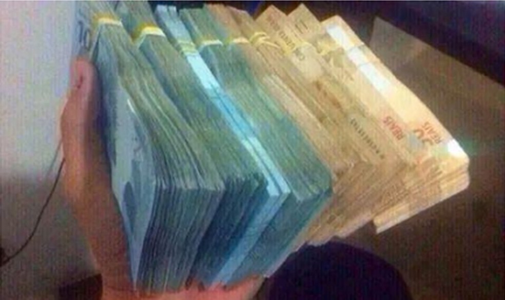 Suspeitos de fraudes em concursos tinham fotos com maços de dinheiro nos aparelhos investigados  (Foto: Reprodução/Polícia Civil da Paraíba)