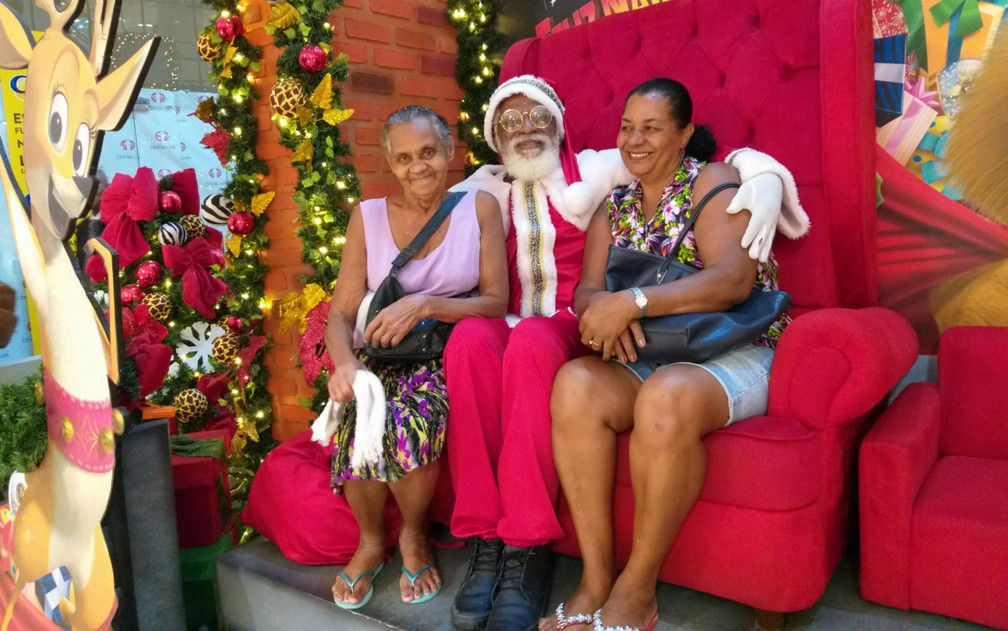 Carmosina e Zenilde posaram com Papai Noel  — Foto: Alan Oliveira/G1