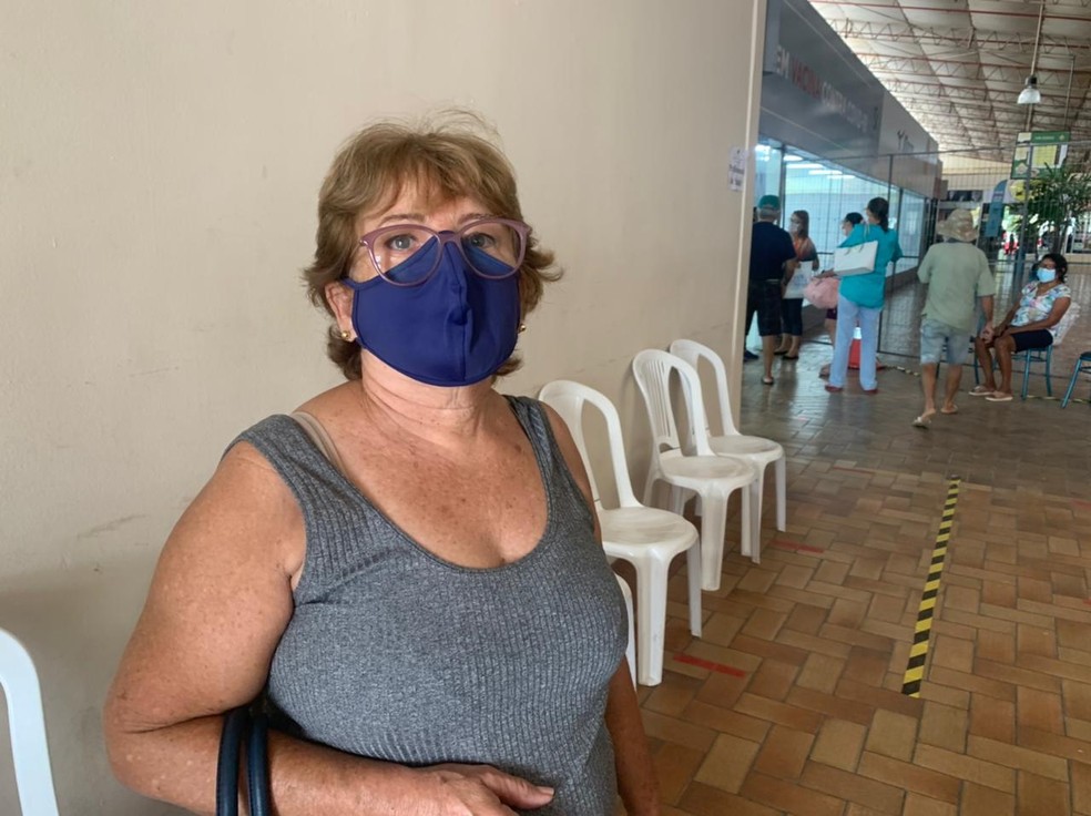 Ivete Teixeira, de 69 anos, chegou cedo ao ponto de vacinação localizado no Via Direta — Foto: Anna Alyne Cunha/Inter TV Cabugi