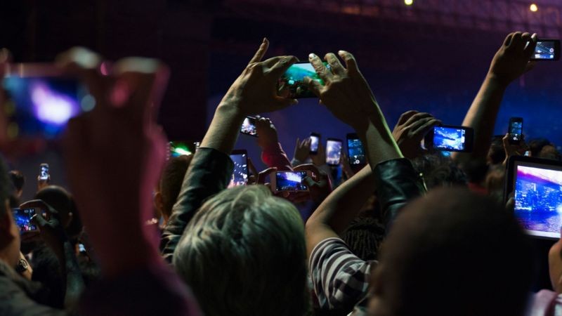 'Notificações frequentes, acesso imediato à informação e respostas dos grupos sociais podem tornar difícil o distanciamento destes aparelhos', dizem autores de artigo na PLOS ONE sobre uso intenso de celulares (Foto: Getty Images via BBC News)