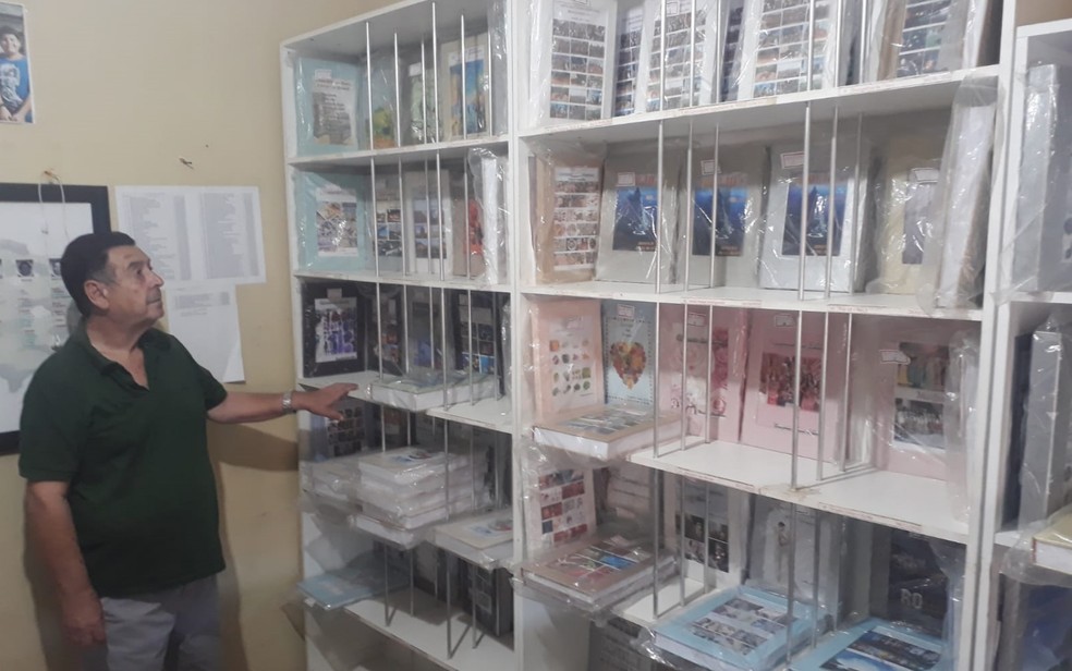 Idoso escreve mais de 100 livros em Goiânia — Foto: Caio César Alves/Divulgação