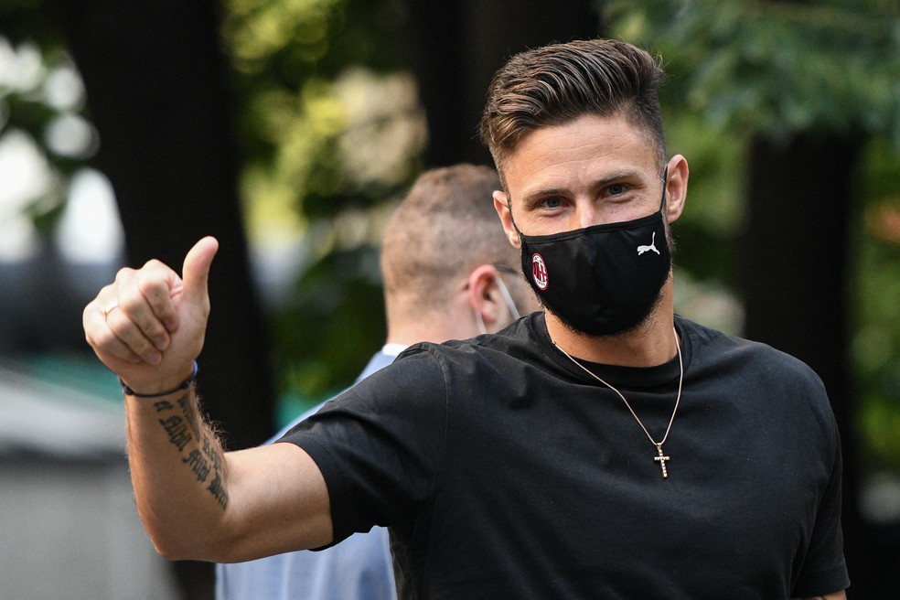 Giroud desembarca na Itália para assinar contrato com o Milan