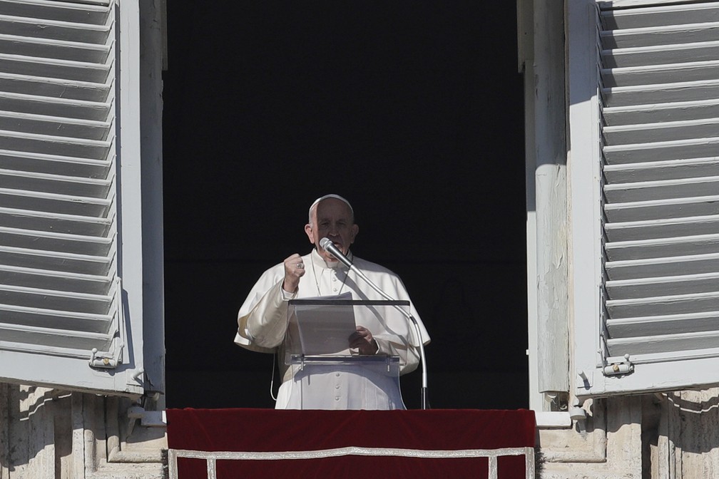 Papa Francisco se desculpa por ter perdido a paciência com fiel e faz oração no Vaticano, nesta quarta-feira (1º) — Foto: AP Photo/Gregorio Borgia