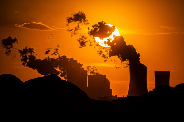 HAMMERSTADT, GERMANY - APRIL 09: The coal-fired power station Boxberg and the open-face mine Reichwalde are pictured in front of the setting sun on April 09, 2020 in Hammerstadt, Germany. The Boxberg power plant is going to be powered off in 2038 as part  (Foto: Photothek via Getty Images)
