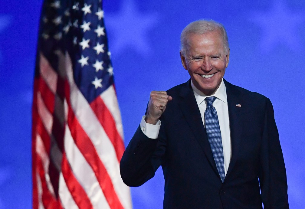 Joe Biden gesticula após discurso em Wilmington, Delaware, no dia 4 de novembro — Foto: Angela Weiss/AFP