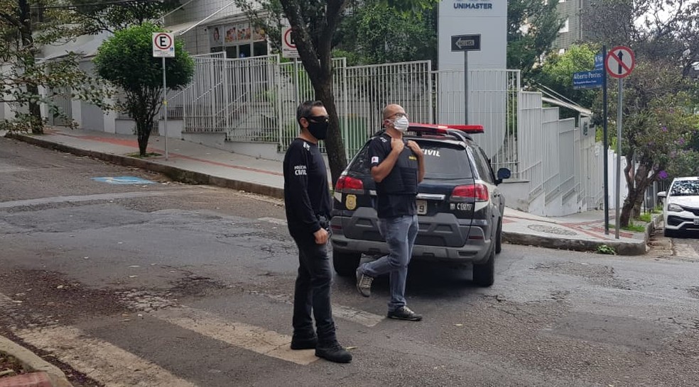Polícia Civil esteve no Buritis, na manhã deste domingo, no prédio em que Lorenza morava — Foto: Flávia Cristini/TV Globo 