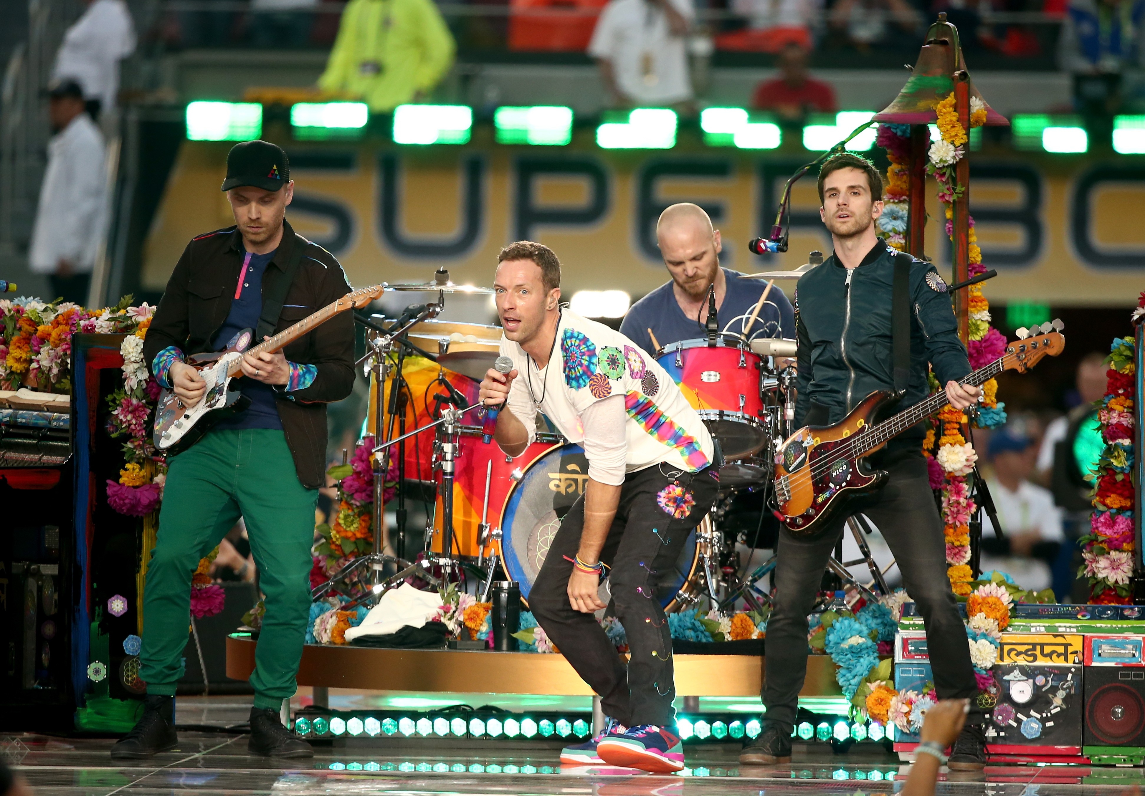 Chris Martin e os companheiros de banda em show do Coldplay (Foto: Getty Images)