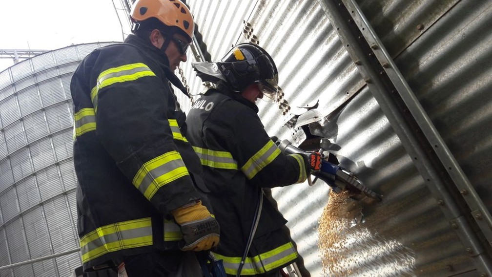 Bombeiros precisaram furar silo para escoar os grãos de soja no silo (Foto: Divulgação/Corpo de Bombeiros)