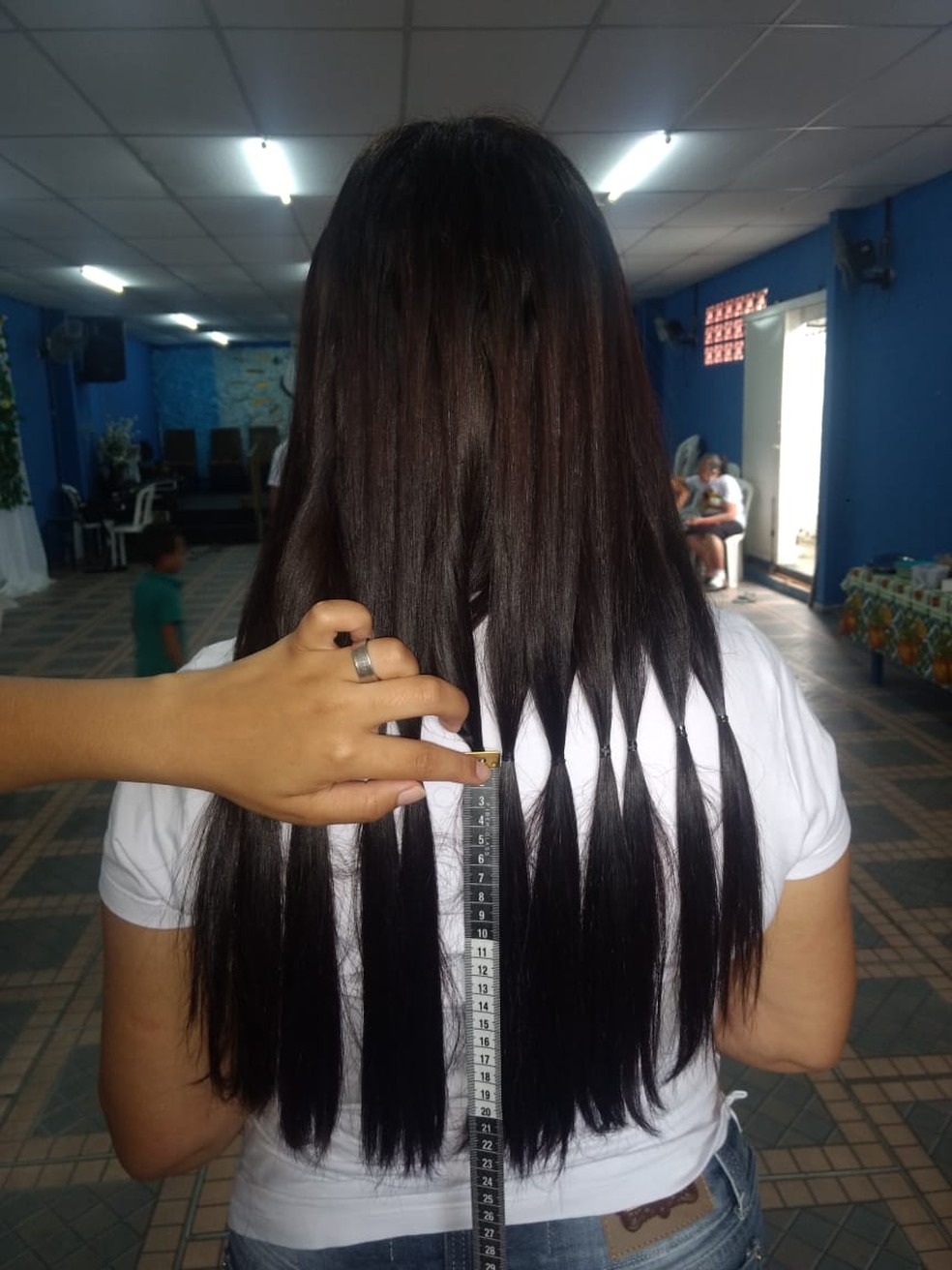 Cabelos eram separados em mechas para fazer o corte — Foto: Divulgação/Igreja União Evangélica Missionária