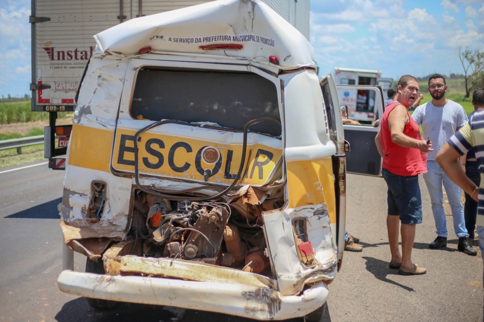 Perua escolar danificada após colisão que feriu sete pessoas — Foto: Assessoria Prefeitura de Promissão/Divulgação