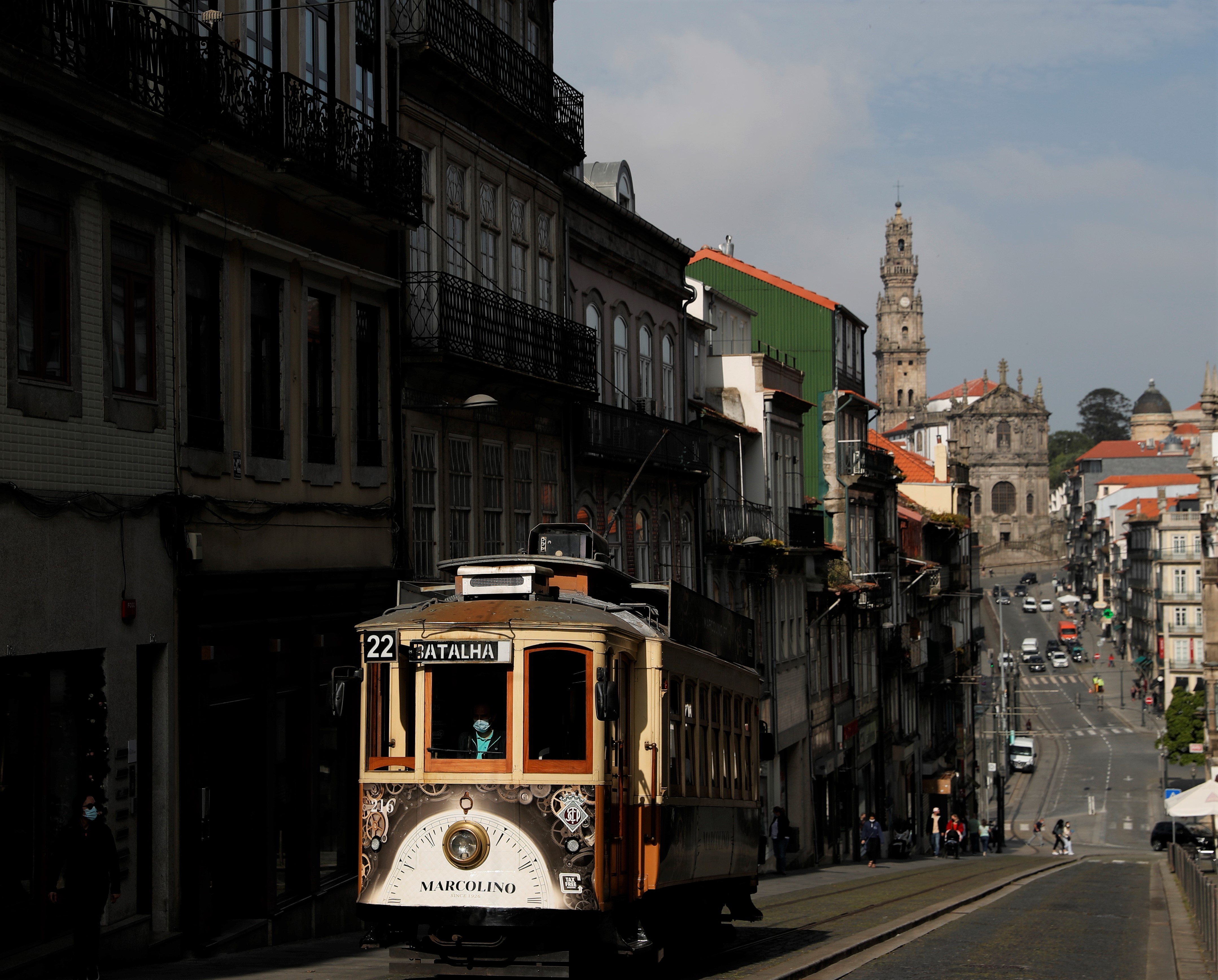 Bondinho cruza a Rua dos Clérigos, no Porto: Portugal atrai trabalhadores e aposentados