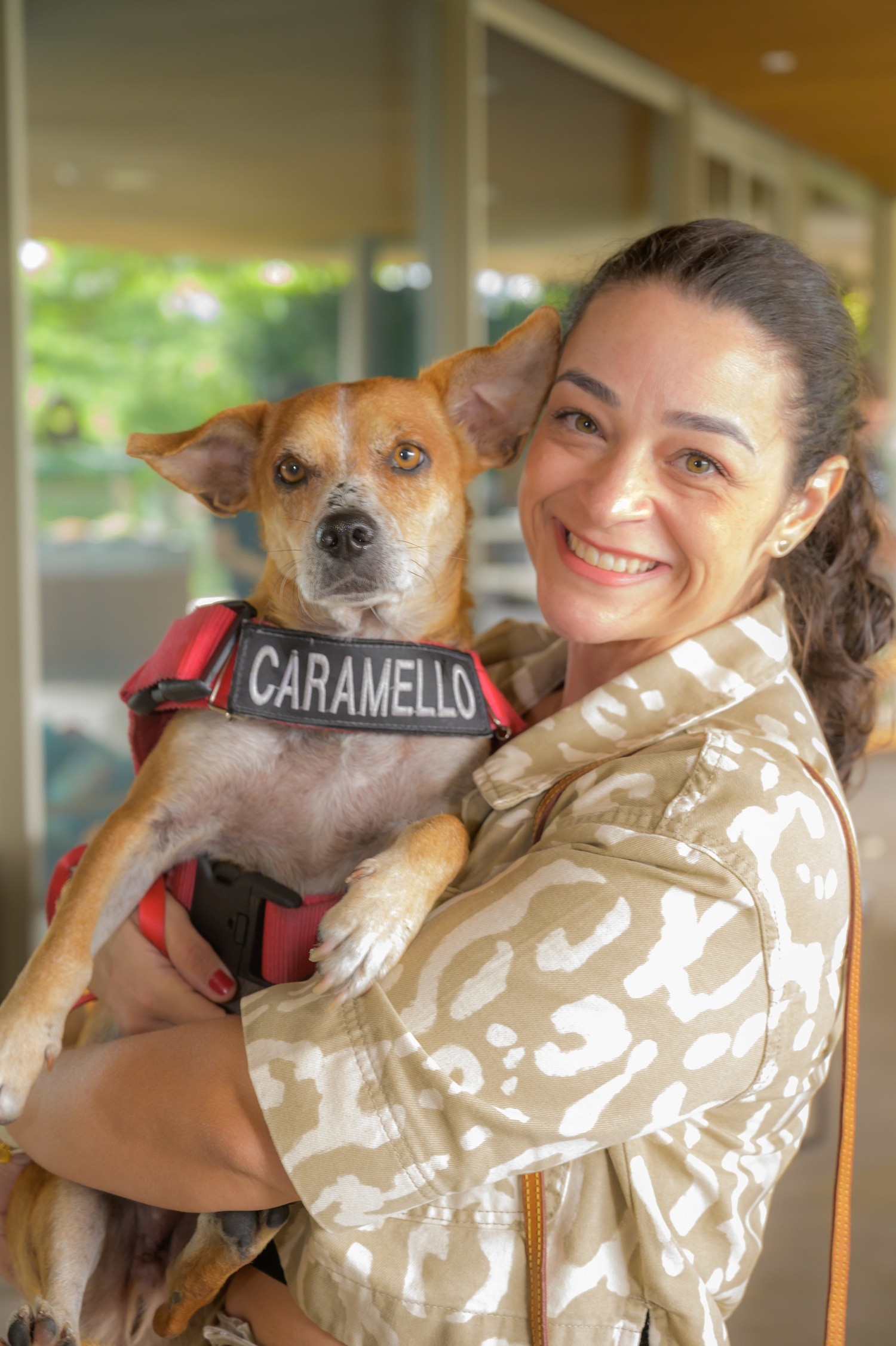  Caramelo, o cão bombeiro do perfil @caramelobombeiro, e Tatiana Gaião (Foto: Vida de Bicho/ Divulgação)