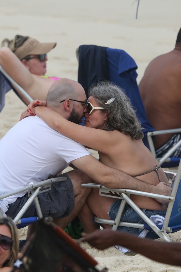 Maria Cândida troca beijos apaixonados na praia (Foto: Dilson Silva / AgNews)