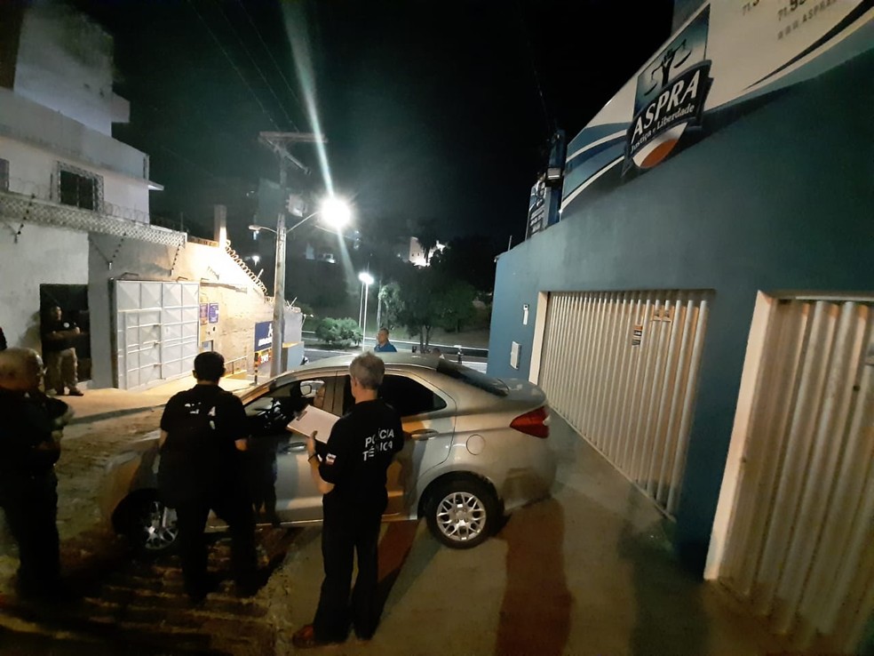 Polícia faz simulação de ataque a carro que foi atingido por tiros perto de associação de PMs em Salvador — Foto: Divulgação/SSP